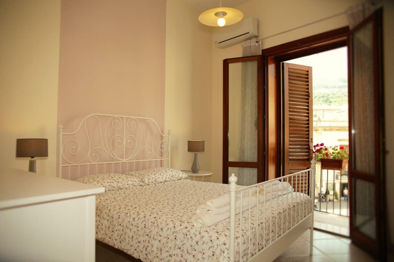 Bnb Donnalaura Carini Exterior photo