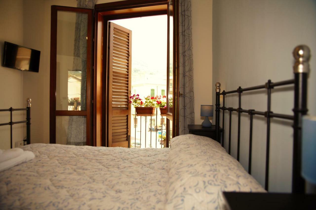 Bnb Donnalaura Carini Exterior photo