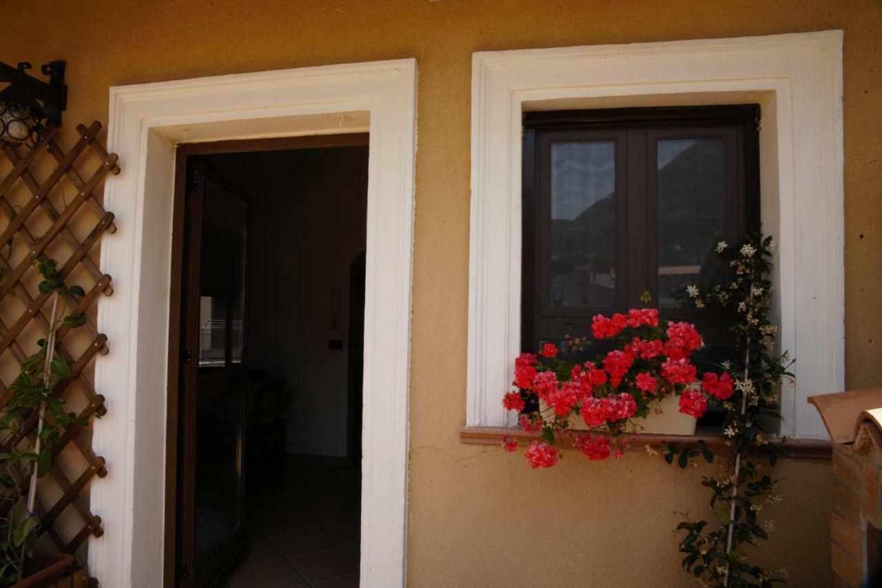 Bnb Donnalaura Carini Exterior photo